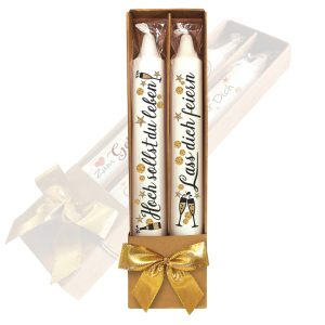 2er Set Kerzen Geburtstagskerzen – Hoch sollst du leben & Lass dich feiern – Glückwünsche in Geschenkverpackung mit Schleife Sprüche auf Spitzkerzen Stabkerzen mit Tattoofolie im Geschenkset