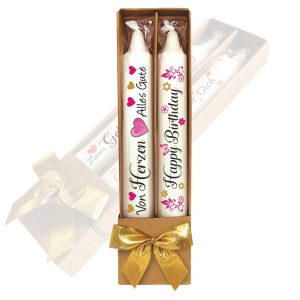 2er Set Kerzen Geburtstagskerzen – Von Herzen & Happy Birthday – Glückwünsche in Geschenkverpackung mit Schleife Sprüche auf Spitzkerzen Stabkerzen mit Tattoofolie im Geschenkset