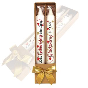2er Set Kerzen Geburtstagskerzen – Von Zum Geburtststag & Glückskerze – Glückwünsche in Geschenkverpackung mit Schleife Sprüche auf Spitzkerzen Stabkerzen mit Tattoofolie im Geschenkset