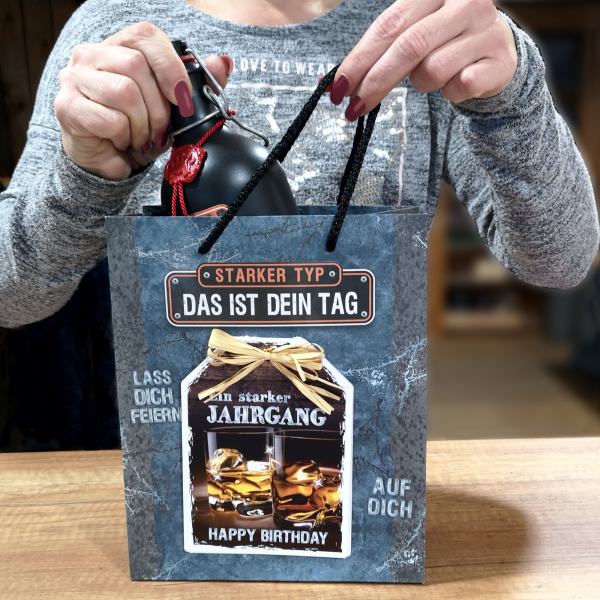 3-stk.-edle-Geschenktueten-Serie-Maenner-Starker-Typ-hochwertige-Geschenktaschen-mit-Glueckwunschkarte-und-Bast-Schleife-Geschenk-fuer-Maenner-AV-Andrea-Verlag-andrea-verlag.de-Model