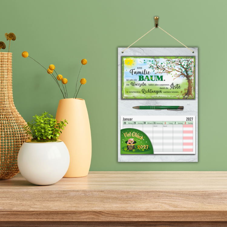 Familiengeschenk Wandkalender 2027 – Geschenk für Familie Set mit Familie ist wie ein Baum Schild, Wochenplaner zum Abreißen & Kugelschreiber - an der wand 2