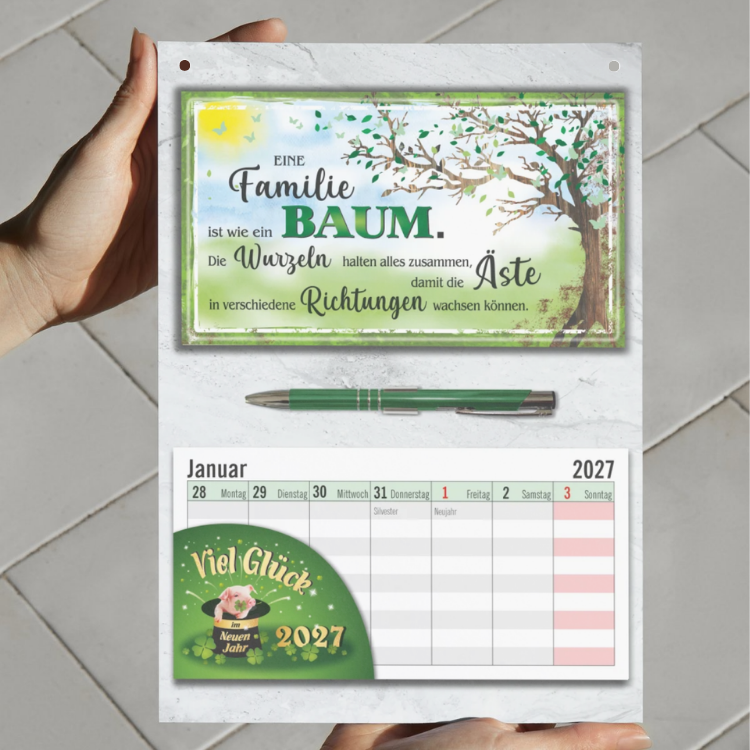 Familiengeschenk Wandkalender 2027 – Geschenk für Familie Set mit Familie ist wie ein Baum Schild, Wochenplaner zum Abreißen & Kugelschreiber - in der hand