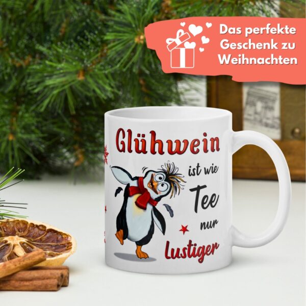 Geschenk Tasse Glühweintasse Pinguin – Beidseitig bedruckte Keramiktasse mit Spruch „Glühwein Glühwein ist wie Tee, nur lustiger“ – 300ml – Spülmaschinenfest – Lustige Weihnachts Geschenkidee - Deko