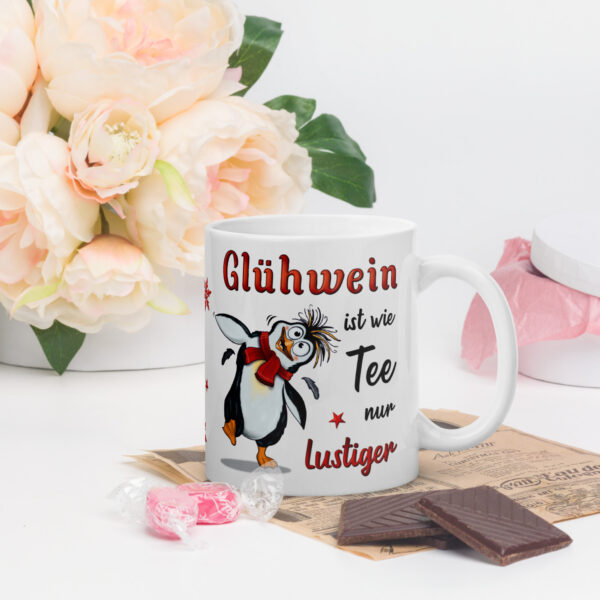 Geschenk Tasse Glühweintasse Pinguin – Beidseitig bedruckte Keramiktasse mit Spruch „Glühwein Glühwein ist wie Tee, nur lustiger“ – 300ml – Spülmaschinenfest – Lustige Weihnachts Geschenkidee - Deko2