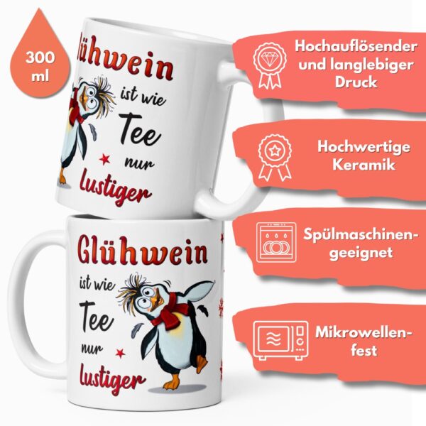 Geschenk Tasse Glühweintasse Pinguin – Beidseitig bedruckte Keramiktasse mit Spruch „Glühwein Glühwein ist wie Tee, nur lustiger“ – 300ml – Spülmaschinenfest – Lustige Weihnachts Geschenkidee - beidseitig