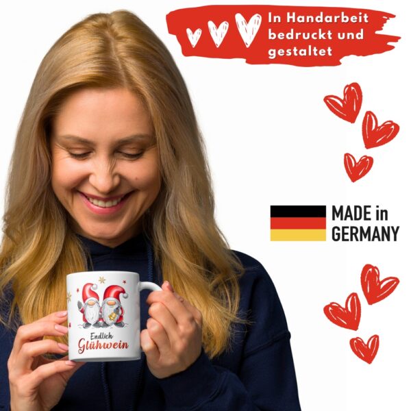 Geschenk Tasse Glühweintasse Wichtel – Beidseitig bedruckte Keramiktasse mit Spruch „Endlich Glühwein“ – 300ml – Spülmaschinenfest – Lustige Weihnachts Geschenkidee - qualität