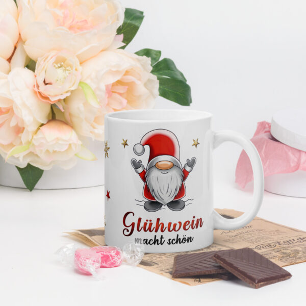 Geschenk Tasse Glühweintasse Wichtel – Beidseitig bedruckte Keramiktasse mit Spruch „Glühwein macht schön“ – 300ml – Spülmaschinenfest – Lustige Weihnachts Geschenkidee - m Deko2