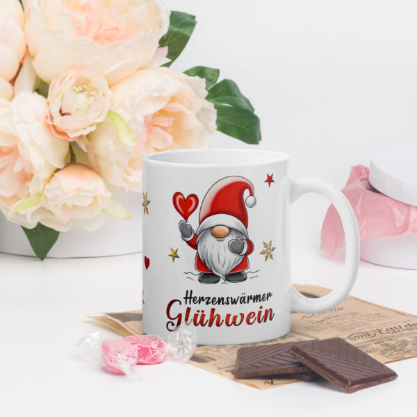 Geschenk Tasse Glühweintasse Wichtel – Beidseitig bedruckte Keramiktasse mit Spruch „Herzenswärmer Glühwein“ – 300ml – Spülmaschinenfest – Lustige Weihnachts Geschenkidee - m Deko2
