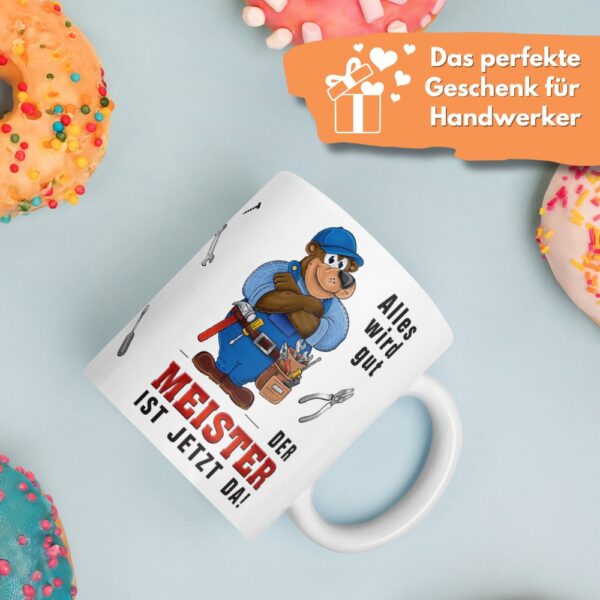 Geschenk Tasse Kaffeetasse mit Spruch - Alles wird gut der Meister ist da - für Handwerker Heimwerker Bauarbeiter - mit Deko