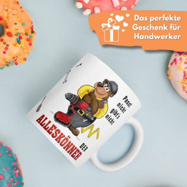 Geschenk Tasse Kaffeetasse mit Spruch - Der Alleskönner, passt nicht gibts nicht - für Handwerker Heimwerker Bauarbeiter - mit Deko