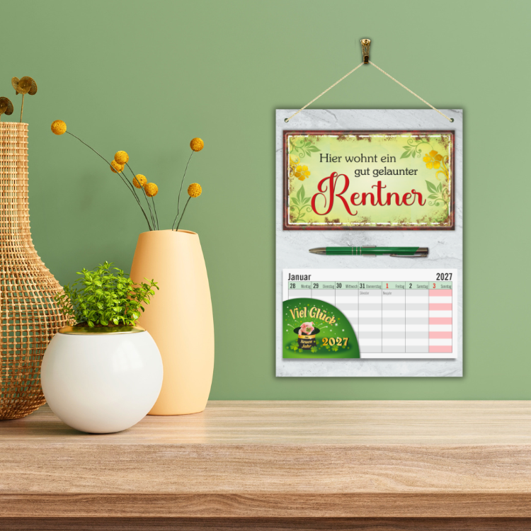 Geschenk zum Ruhestand Wandkalender 2027 – Abschiedsgeschenk Kollege Set mit Gut gelaunter Rentner Schild, Wochenplaner & Metall-Kugelschreiber - an der wand 2