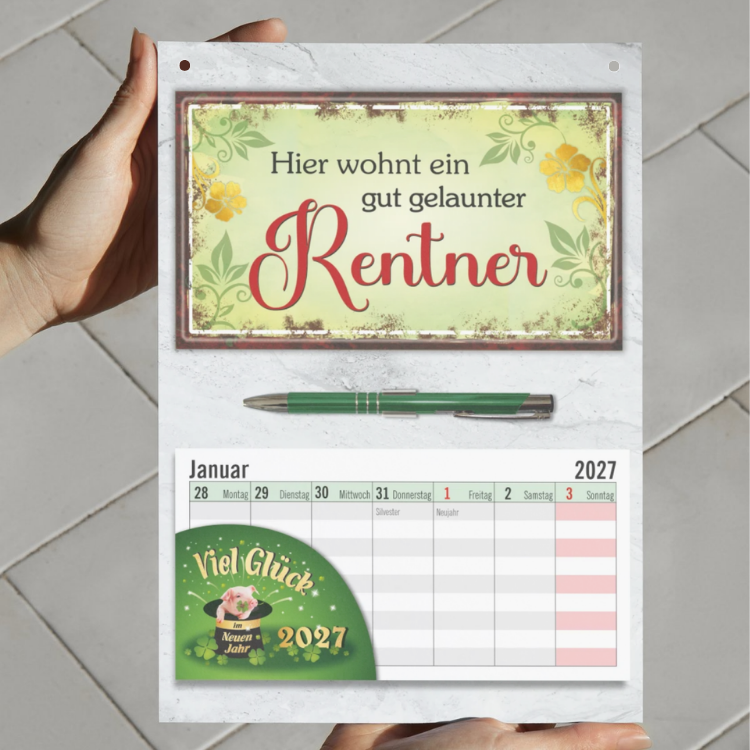 Geschenk zum Ruhestand Wandkalender 2027 – Abschiedsgeschenk Kollege Set mit Gut gelaunter Rentner Schild, Wochenplaner & Metall-Kugelschreiber - in der Hand