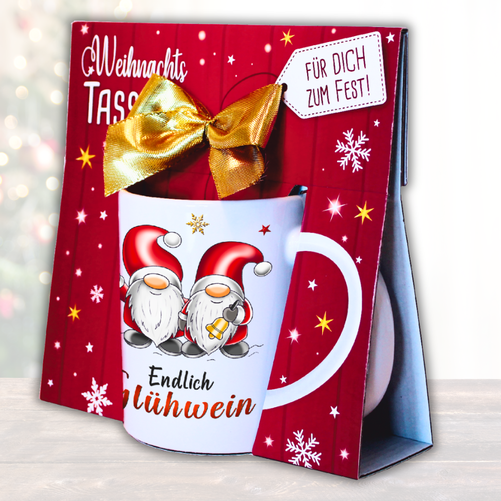 Glühweintasse mit Verpackung – Lustige Keramiktasse 300ml mit Wichtel Motiv & Spruch, Becher mit Geschenkbox & goldener Schleife zu Weihnachten - schräg