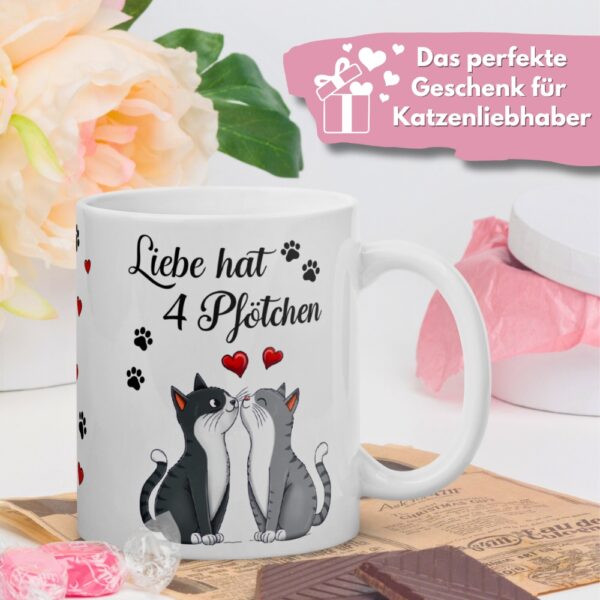 Katzentasse Katzen Tasse Kaffeetasse mit Spruch - Liebe hat vier Pfoten - Geschenk für Katzenliebhaber - Geschenkidee mit Deko