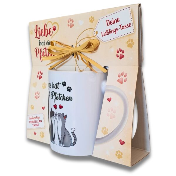 Katzentasse - Liebe hat vier Pfoten - in Geschenkverpackung mit Bastschleife Geschenk für Katzenliebhaber - schräg