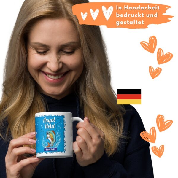 Lustige Angel-Tasse Angel Held – Petri Heil Geschenk für Angler – 300 ml Keramiktasse – Spülmaschinenfest, farbecht – Perfekte Geschenkidee für Fischer - made in germany