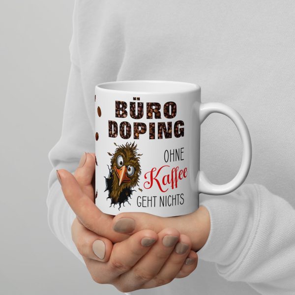 Lustige Tasse Kaffeetasse für Kaffeeliebhaber – Büro Doping ohne Kaffee geht nichts – Becher Perfektes Geschenk für Kaffee-Junkies, Kollegen & Freunde - in der hand