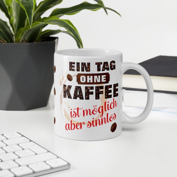Lustige Tasse Kaffeetasse für Kaffeeliebhaber – Ein Tag ohne Kaffee ist möglich aber sinnlos – Becher Perfektes Geschenk für Kaffee-Junkies, Kollegen & Freunde - auf dem Schreibtisch