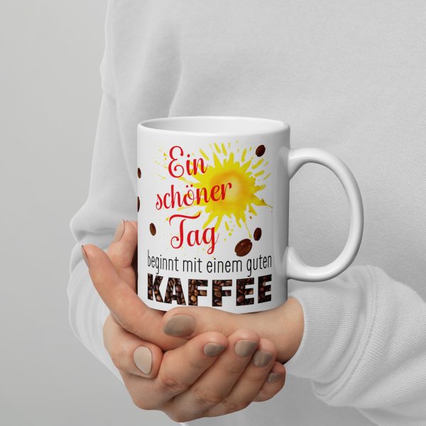 Lustige Tasse Kaffeetasse für Kaffeeliebhaber – ein schöner Tag beginnt mit einem guten Kaffee – Becher Perfektes Geschenk für Kaffee-Junkies, Kollegen & Freunde - in der Hand