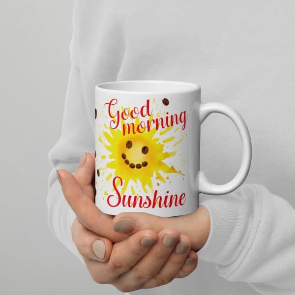 Lustige Tasse Kaffeetasse für Kaffeeliebhaber – good morning sunshine – Becher Perfektes Geschenk für Kaffee-Junkies, Kollegen & Freunde - in der Hand