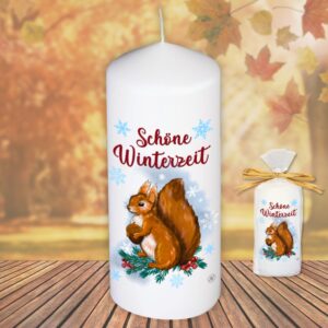 Motivkerze Tiere Stumpenkerze – Schöne Winterzeit, Eichhörnchen - Kerze in Geschenkverpackung mit Schleife moderne Motive Herbstmotiv Wintermotiv auf Tattoofolie Schiebefolie