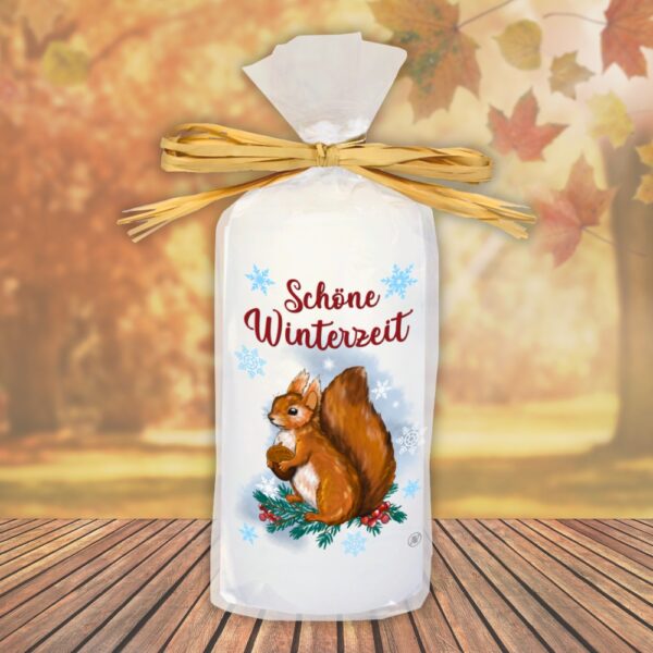 Motivkerze Tiere Stumpenkerze – Schöne Winterzeit, Eichhörnchen - Kerze in Geschenkverpackung mit Schleife moderne Motive Herbstmotiv Wintermotiv auf Tattoofolie Schiebefolie - einzeln