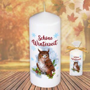 Motivkerze Tiere Stumpenkerze – Schöne Winterzeit, Eule - Kerze in Geschenkverpackung mit Schleife moderne Motive Herbstmotiv Wintermotiv auf Tattoofolie Schiebefolie