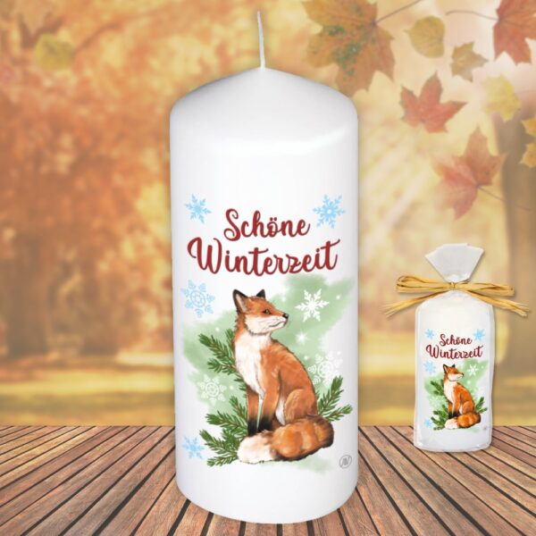 Motivkerze Tiere Stumpenkerze – Schöne Winterzeit, Fuchs - Kerze in Geschenkverpackung mit Schleife moderne Motive Herbstmotiv Wintermotiv auf Tattoofolie Schiebefolie