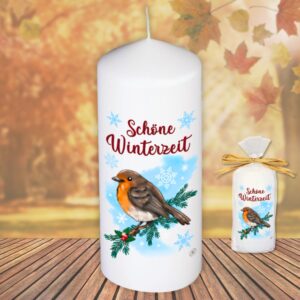 Motivkerze Tiere Stumpenkerze – Schöne Winterzeit, Rotkehlchen - Kerze in Geschenkverpackung mit Schleife moderne Motive Herbstmotiv Wintermotiv auf Tattoofolie Schiebefolie