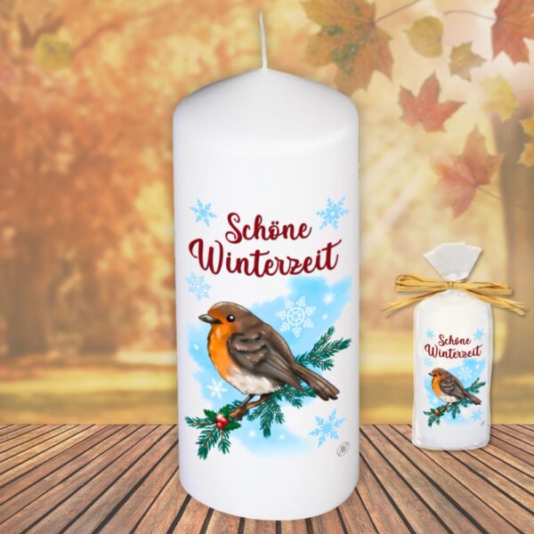 Motivkerze Tiere Stumpenkerze – Schöne Winterzeit, Rotkehlchen - Kerze in Geschenkverpackung mit Schleife moderne Motive Herbstmotiv Wintermotiv auf Tattoofolie Schiebefolie