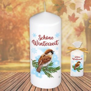 Motivkerze Tiere Stumpenkerze – Schöne Winterzeit, Spatz - Kerze in Geschenkverpackung mit Schleife moderne Motive Herbstmotiv Wintermotiv auf Tattoofolie Schiebefolie