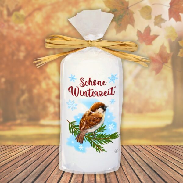 Motivkerze Tiere Stumpenkerze – Schöne Winterzeit, Spatz - Kerze in Geschenkverpackung mit Schleife moderne Motive Herbstmotiv Wintermotiv auf Tattoofolie Schiebefolie - einzeln