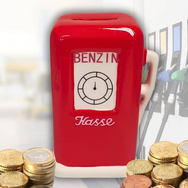 Spardose-Tanksaeule-Benzinkasse-Fuer-den-naechsten-Benzinkanister-Tankgeld-Zapfsaeule-Geldgeschenk-Sparschwein-Sparbuechse-vorne