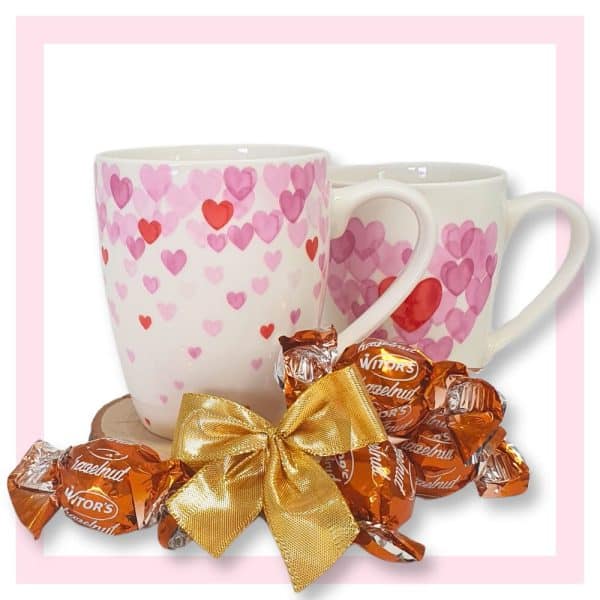 Süße Kaffeetasse - viele Herzen, Herzregen - Porzellan Tasse und Schokolade mit Geschenkverpackung zum Geburtstag Muttertag Beidseitig mit rosa und roten Herzen bedruckt - beide Tassen
