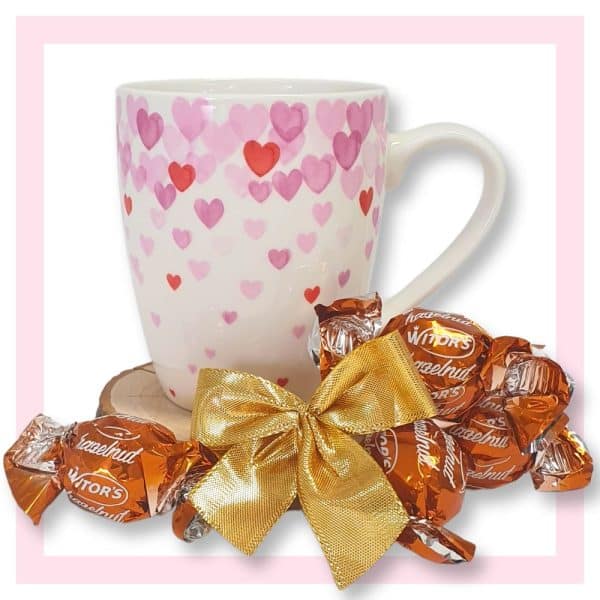 Süße Kaffeetasse - viele Herzen, Herzregen - Porzellan Tasse und Schokolade mit Geschenkverpackung zum Geburtstag Muttertag Beidseitig mit rosa und roten Herzen bedruckt - mit Pralinen einzeln