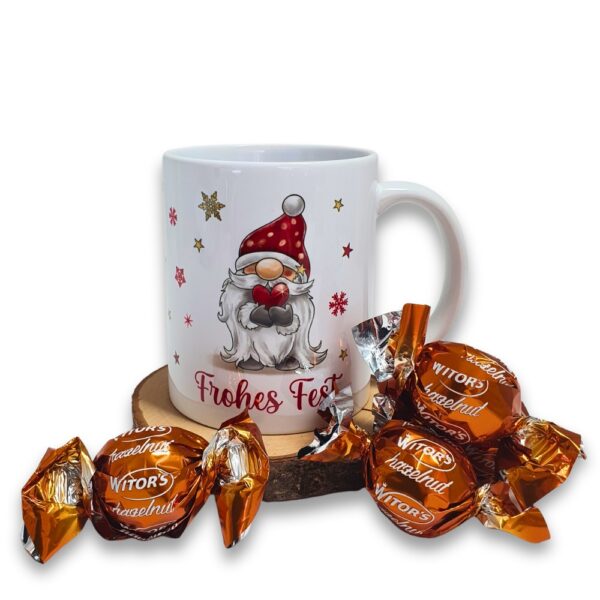 Süße Weihnachtstasse - Wichtel Frohes Fest - Kaffeetasse Geschenk Tasse mit Spruch und Schokolade mit Geschenkverpackung zu Weihnachten deidseitig bedruckt - Tasse mit Schokolade