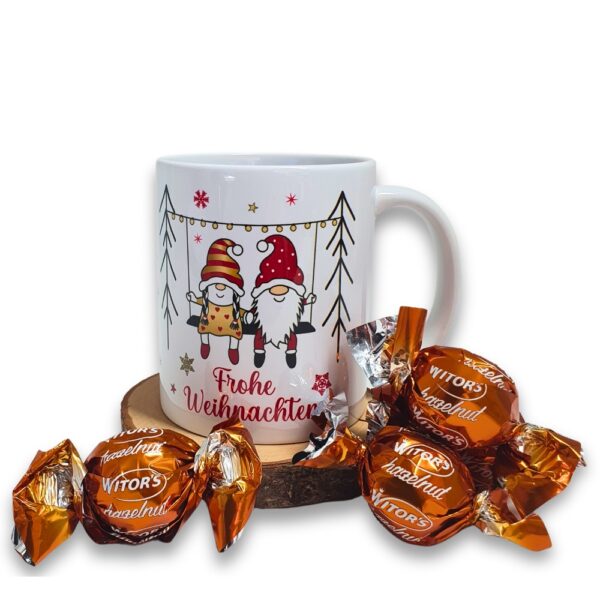 Süße Weihnachtstasse - Wichtel Paar - Kaffeetasse Geschenk Tasse mit Spruch und Schokolade mit Geschenkverpackung zu Weihnachten deidseitig bedruckt - Tasse mit Schokolade