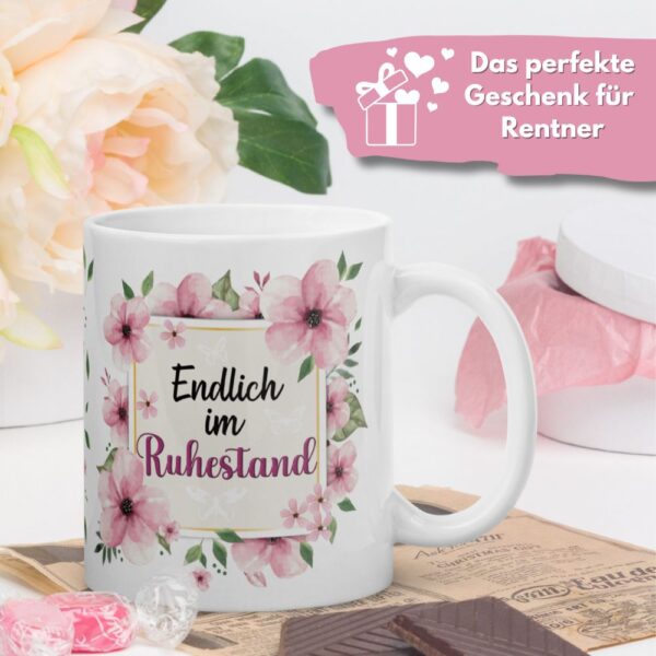 Tasse Kaffee-Becher Kaffeetasse „Endlich im Ruhestand“ – Lustiges Rentner Geschenk für Frauen – Hochwertige Keramik-Tasse – Geschenkidee zum Renteneintritt & Ruhestand - Geschenk