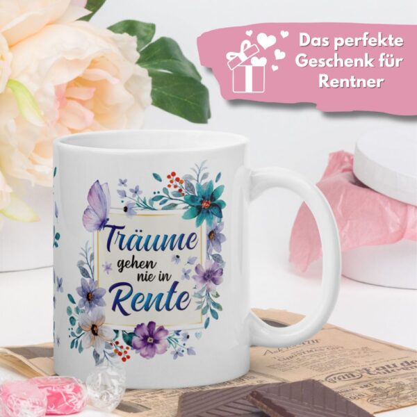 Tasse Kaffee-Becher Kaffeetasse „Träume gehen nie in Rente“ – Lustiges Rentner Geschenk für Frauen – Hochwertige Keramik-Tasse – Geschenkidee zum Renteneintritt & Ruhestand - Geschenk