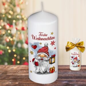 Weihnachtskerze Stumpenkerze – Frohe Weihnachten, Wichtel Weihnachtswichtel - Kerze in Geschenkverpackung mit Schleife zu Weihnachten moderne Motive auf Tattoofolie Schiebefolie