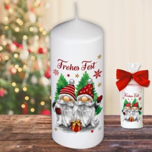 Weihnachtskerze Stumpenkerze – Frohes Fest, Wichtel Weihnachtswichtel - Kerze in Geschenkverpackung mit Schleife zu Weihnachten moderne Motive auf Tattoofolie Schiebefolie