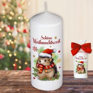Weihnachtskerze Stumpenkerze – Schöne Weihnachten Igel - Kerze in Geschenkverpackung mit Schleife zu Weihnachten moderne Motive auf Tattoofolie Schiebefolie